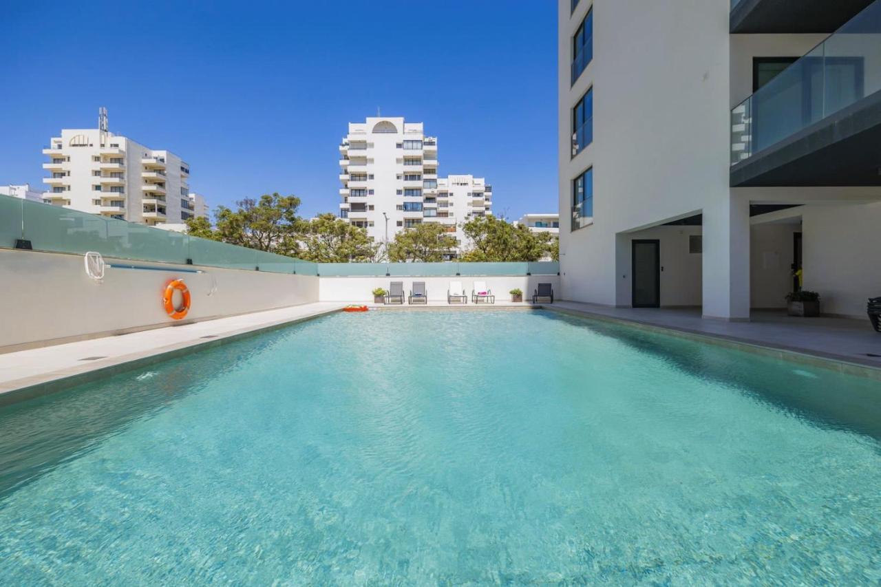 Stylish Modern Beachside Apartment With Pool & Seaview Quarteira Kültér fotó